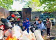 Jaga Asri Pesisir: Ditpolairud Polda Sulut Gandeng Warga Bersihkan Tumpukan Sampah Plastik di Pantai Batuputih